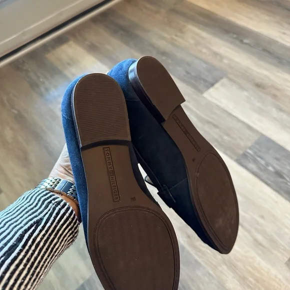 Like New! Tommy Hilfiger suede loafer - Picture 5 of 11